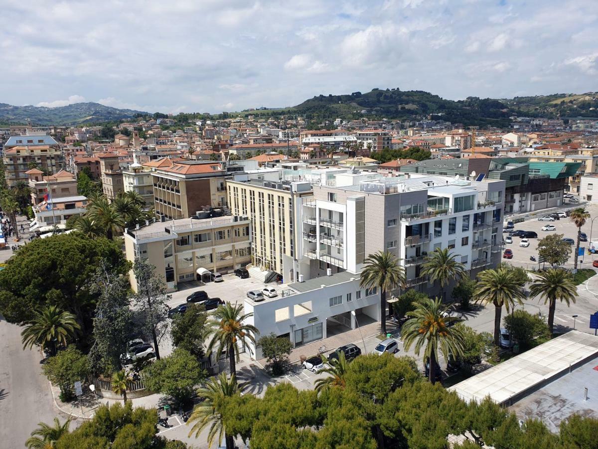 Hotel Calabresi ซัน เบเนเดตโต เดล ตรอนโต ภายนอก รูปภาพ